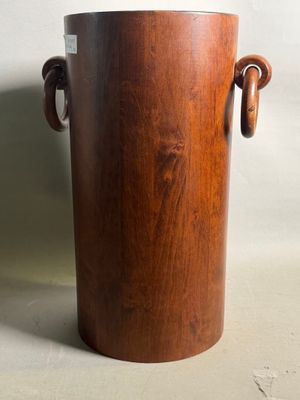 un grand vase en bois muni de deux anses