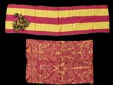 deux morceaux de tissu ornés de rayures dorées et rouges