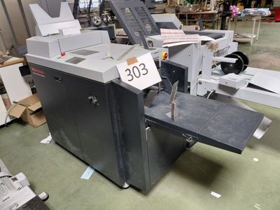 une machine placée au milieu d'une pièce