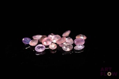un gros plan sur un bouquet de pierres précieuses roses et violettes