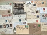 beaucoup de vieilles cartes postales et d'enveloppes sur la table