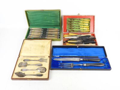 quatre types différents de couteaux et de cuillères dans un coffret