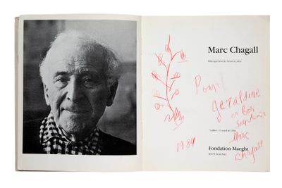 une photo en noir et blanc d'un livre sur lequel figure l'image d'un homme
