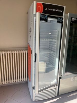 deux réfrigérateurs placés l'un à côté de l'autre dans une pièce