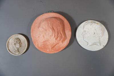 Lot de 3 portraits d'homme en médaillon (1 en terre cuite, 1…