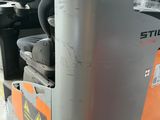 un chariot élévateur à fourche garé dans un entrepôt