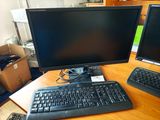 deux écrans d'ordinateur et un clavier sur un bureau
