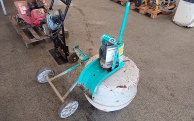 une petite machine posée sur le sol