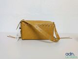 une image représentant un sac à main beige muni d'une bandoulière