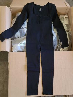 une boîte en carton posée par terre, contenant un costume