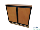 une photo d'une armoire en bois avec une porte coulissante