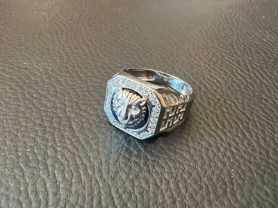 un gros plan d'une bague posée sur une surface en cuir