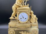 une horloge en or posée sur une table