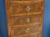 une ancienne commode en bois avec un plateau en marbre