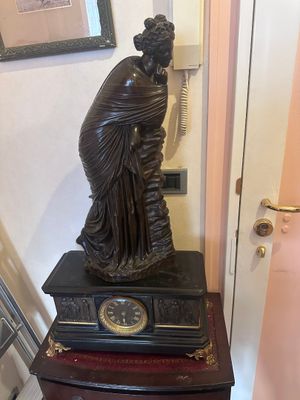 une statue de femme assise sur une table
