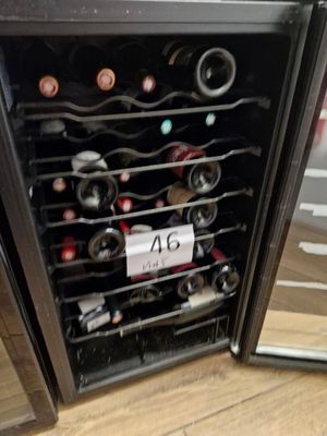 une cave à vin qui contient beaucoup de bouteilles