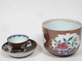 une tasse et une soucoupe placées l'une à côté de l'autre sur une table