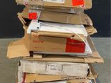 une pile de boîtes empilées les unes sur les autres