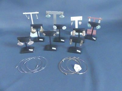 de nombreux bijoux exposés sur une table bleue