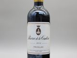 une bouteille de vin rouge posée sur une table blanche