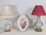 trois lampes posées sur une table