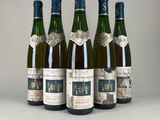 six bouteilles de vin sont alignées sur une table