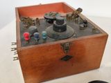 une petite boîte en bois contenant quelques boutons