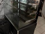 une image d'une vitrine dans un magasin