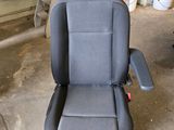 une photo d'une chaise de bureau grise dans un garage