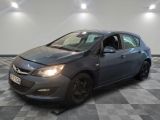 la voiture grise est garée sur un sol en damier dans le garage