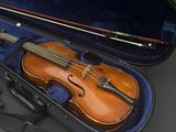 un violon dans un étui avec un archet à l'intérieur