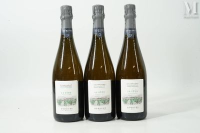 trois bouteilles de vin posées l'une à côté de l'autre sur une table