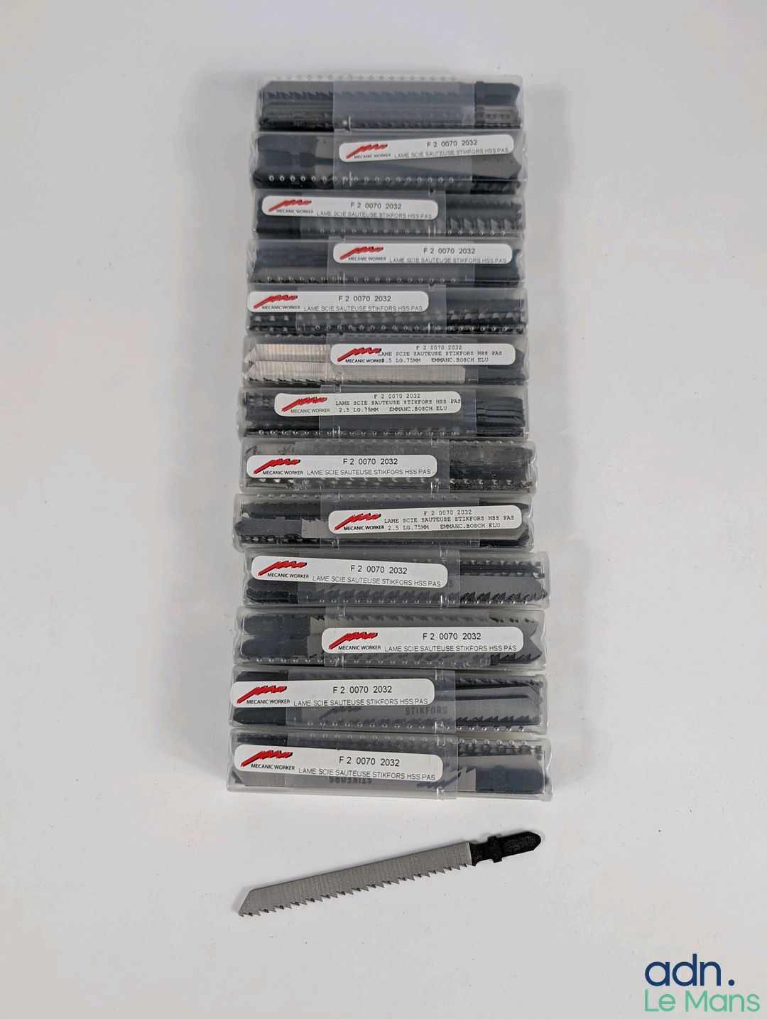 Lot de 150 lames de scie sauteuse.