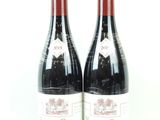 deux bouteilles de vin posées l'une à côté de l'autre sur une table