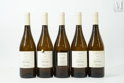 quatre bouteilles de vin sont alignées sur une table