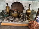 une vitrine contenant de nombreux objets anciens