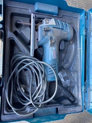 une boîte bleue avec des outils à l'intérieur sur le sol