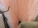 un siège auto recouvert d'une bâche en plastique et un vélo