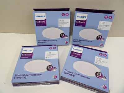 trois boîtes de LED Philips posées sur une table blanche