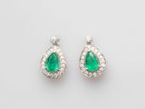 une paire de boucles d'oreilles en émeraude et diamant