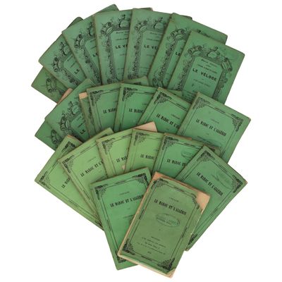 De nombreux livres verts sont empilés les uns sur les autres sur une surface blanche.