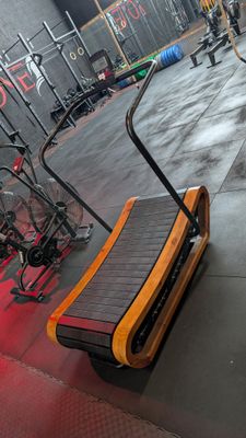 a tread machine in the middle of a gym