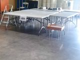 une pièce équipée de tables et de chaises