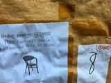 un sac en papier kraft sur lequel sont collés quelques autocollants