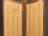 un vieux paravent en bois surmonté d'un miroir