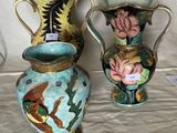 deux vases posés l'un à côté de l'autre sur une table