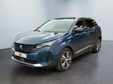 La voiture bleue est garée dans une grande pièce au sol noir