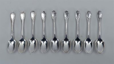 six cuillères en argent sont alignées sur une table