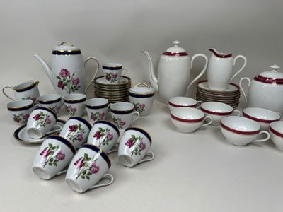 de nombreuses tasses et soucoupes posées sur une table