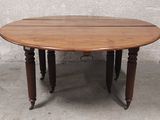 une table en bois avec deux pieds et un plateau en bois